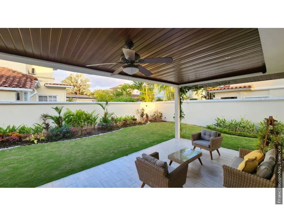 Casa a la venta en barriada cerrada en villa valencia, costa sur