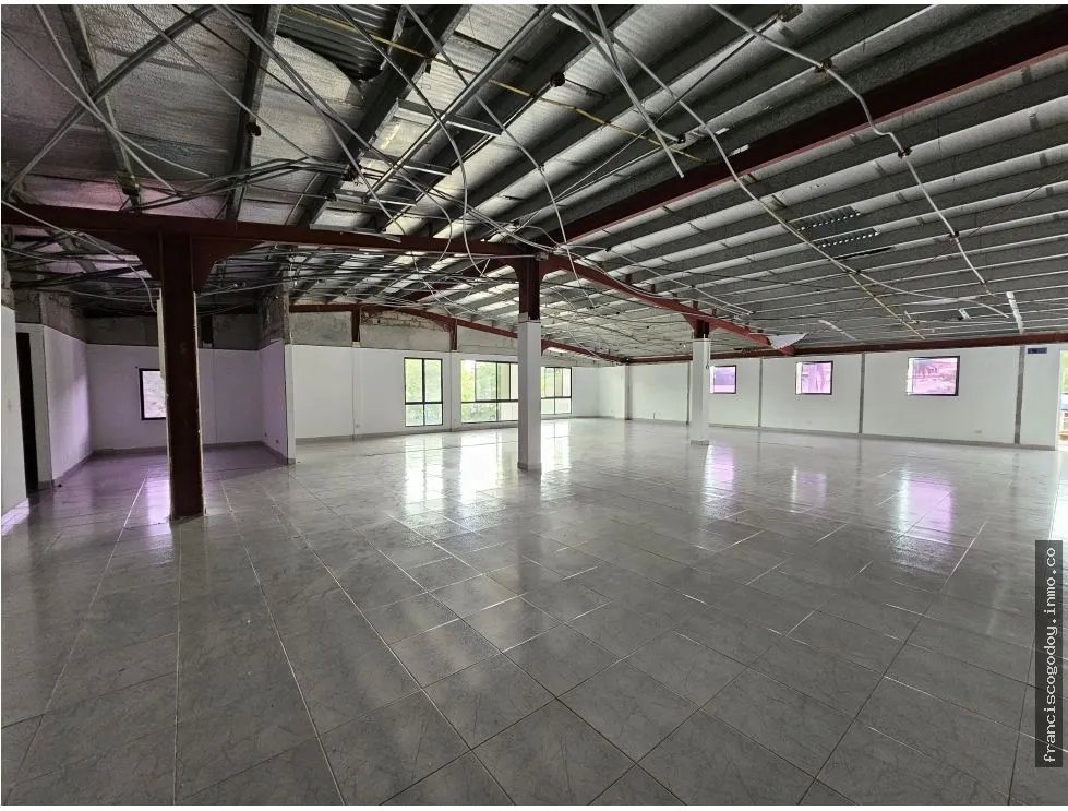 Se vende edificio de dos plantas en albrook