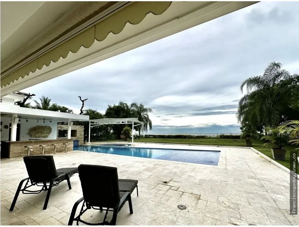 Venta de villa con piscina y vista al mar - bijao