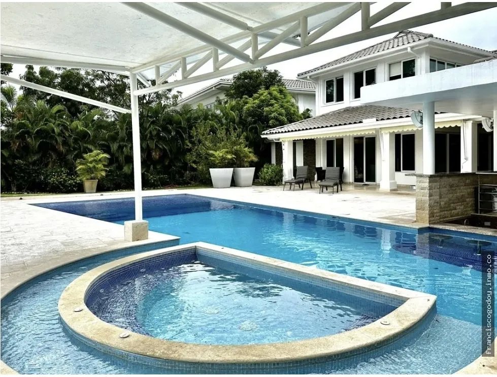 Venta de villa con piscina y vista al mar - bijao