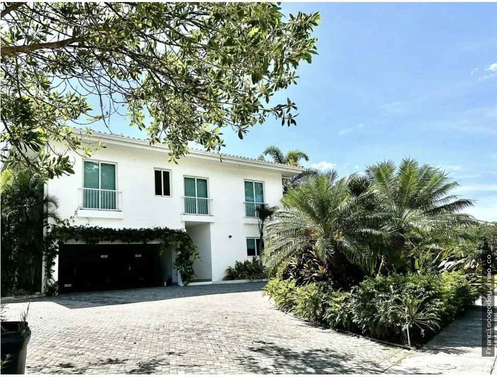 Venta de casa frente a la playa - bijao