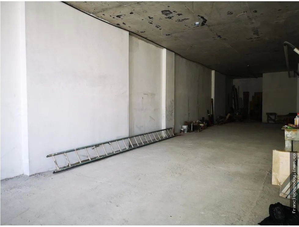 Se vende plaza comercial condado del rey