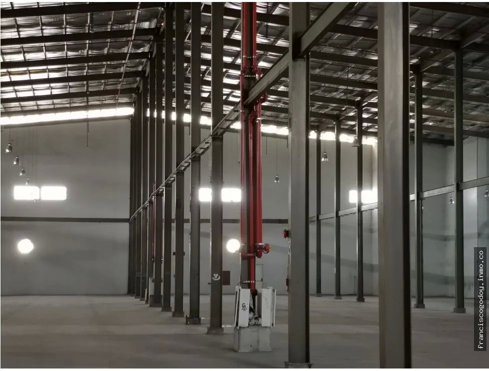 Aquilo galera bodega 4600m2 en milla 8 fgb