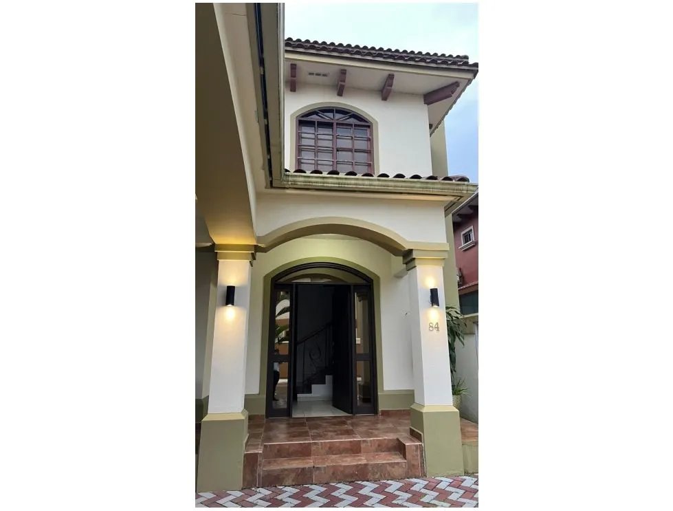 Venta de casa de 2 niveles en el doral, costa sur