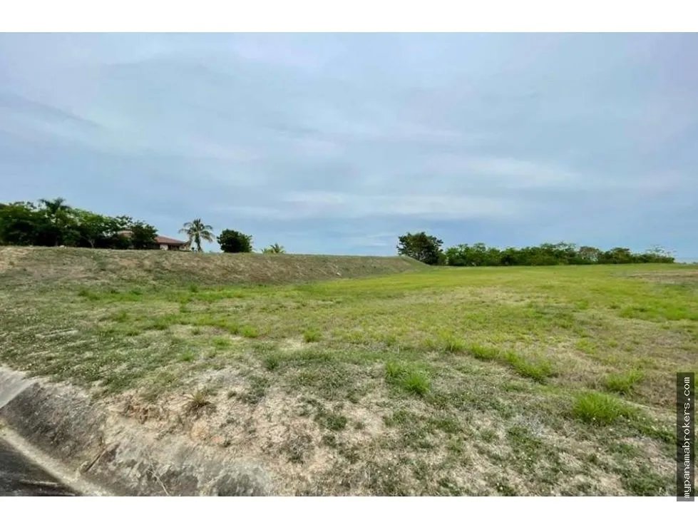 Se vende amplio terreno en chumico
