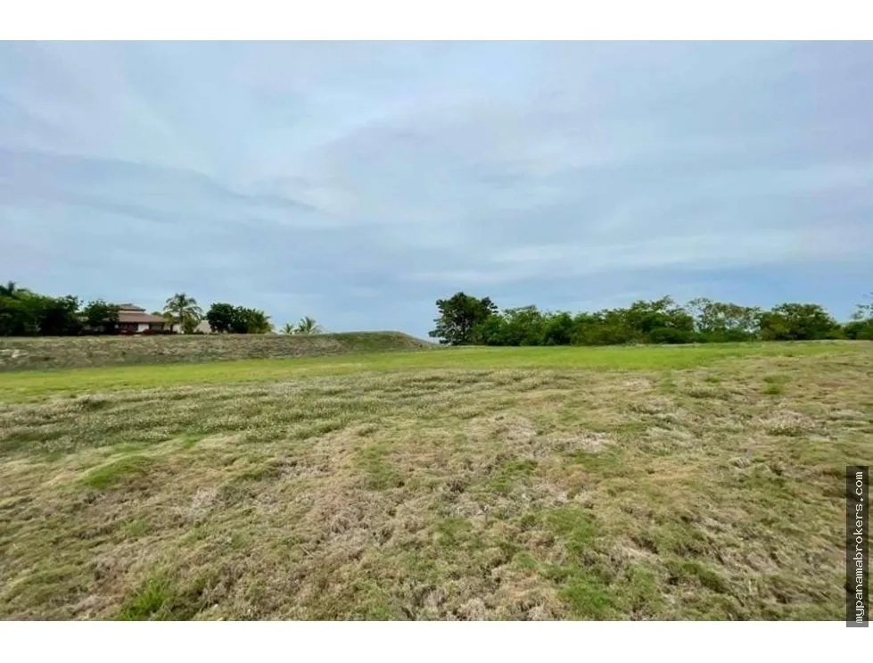 Se vende amplio terreno en chumico