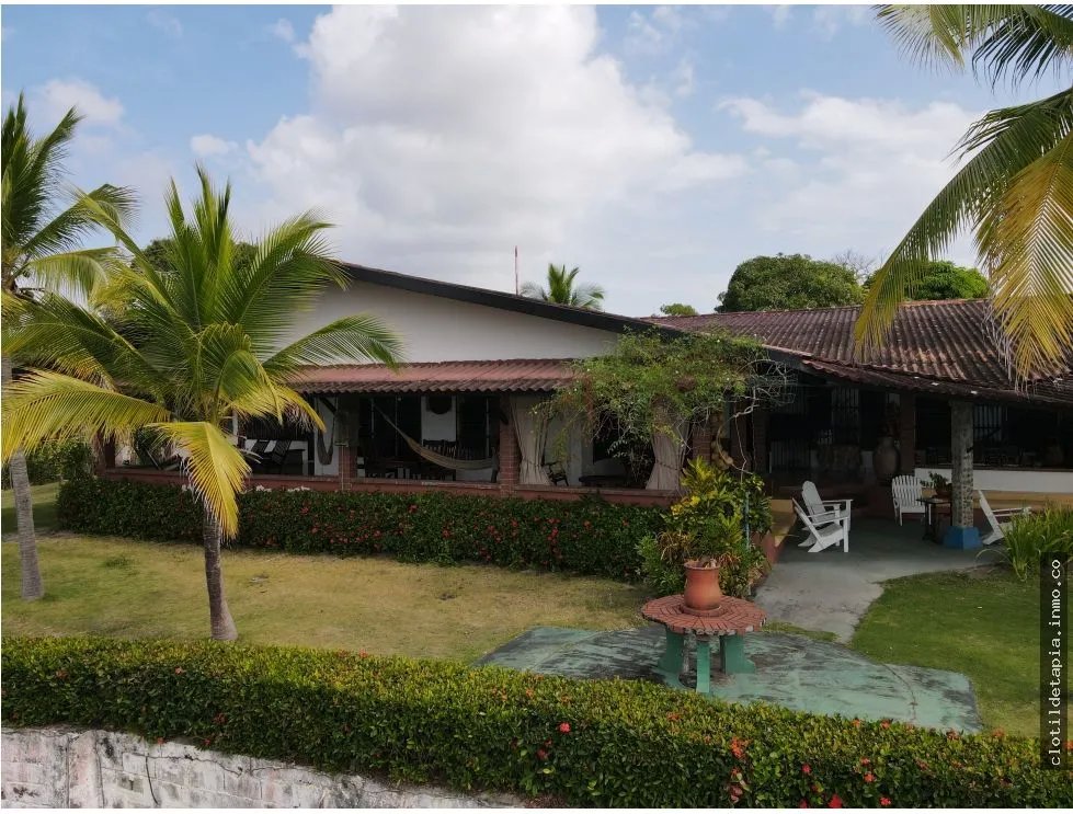 Se vende casa frente al mar en costa esmeralda, san carlos