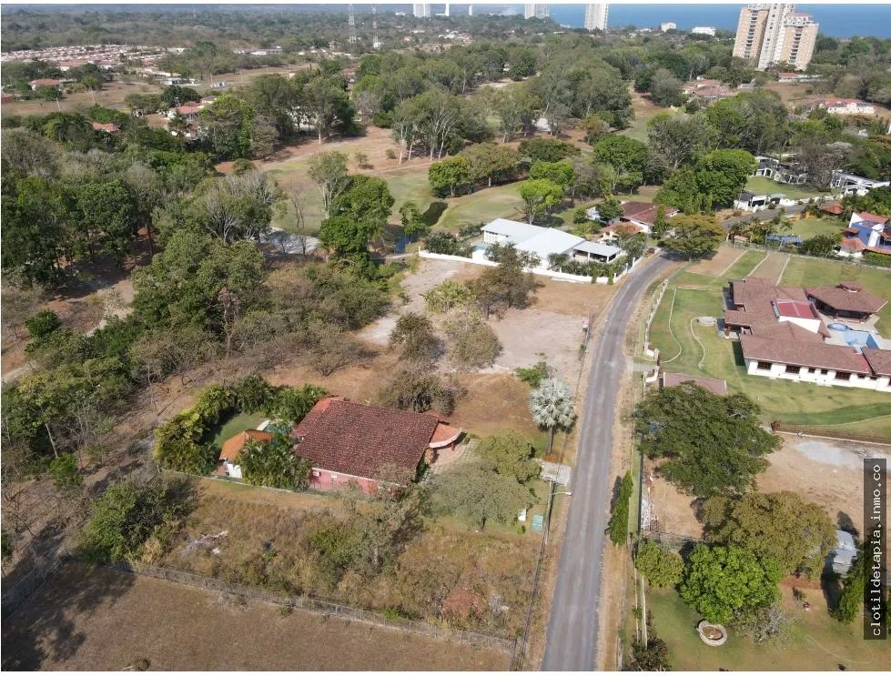 Se vende lote dentro del club de golf de coronado