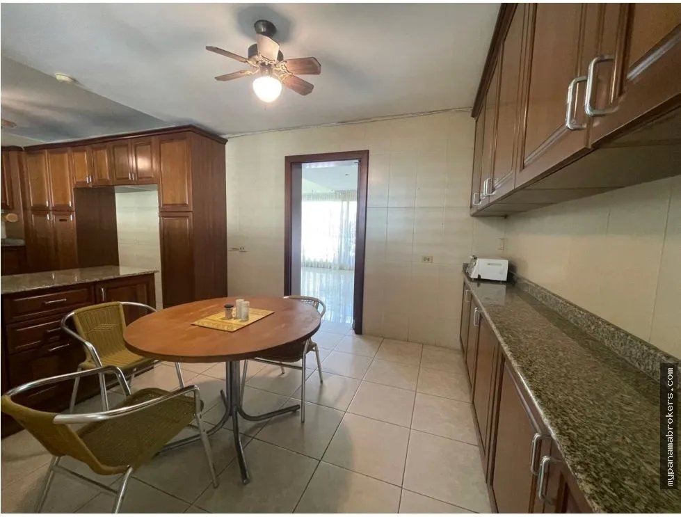 Venta de casa de esquina con terreno en obarrio, panamá