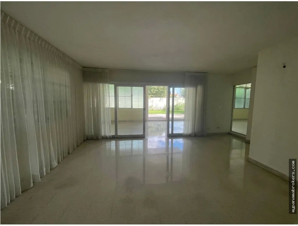Venta de casa de esquina con terreno en obarrio, panamá