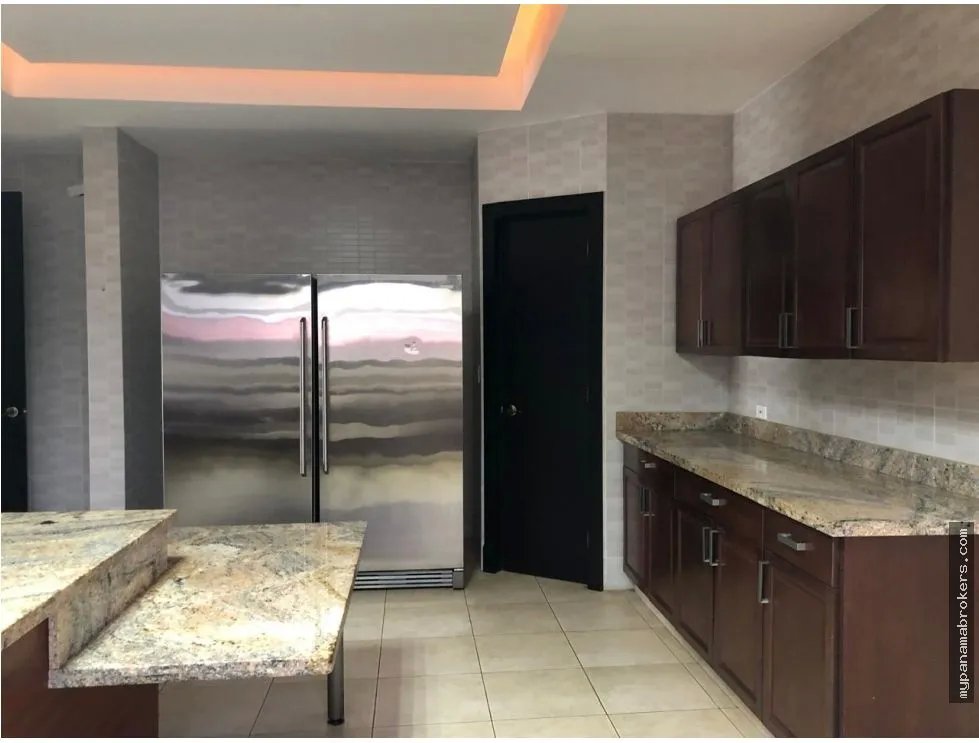 Venta o alquiler de casa vacía en paseo del parque, costa del este