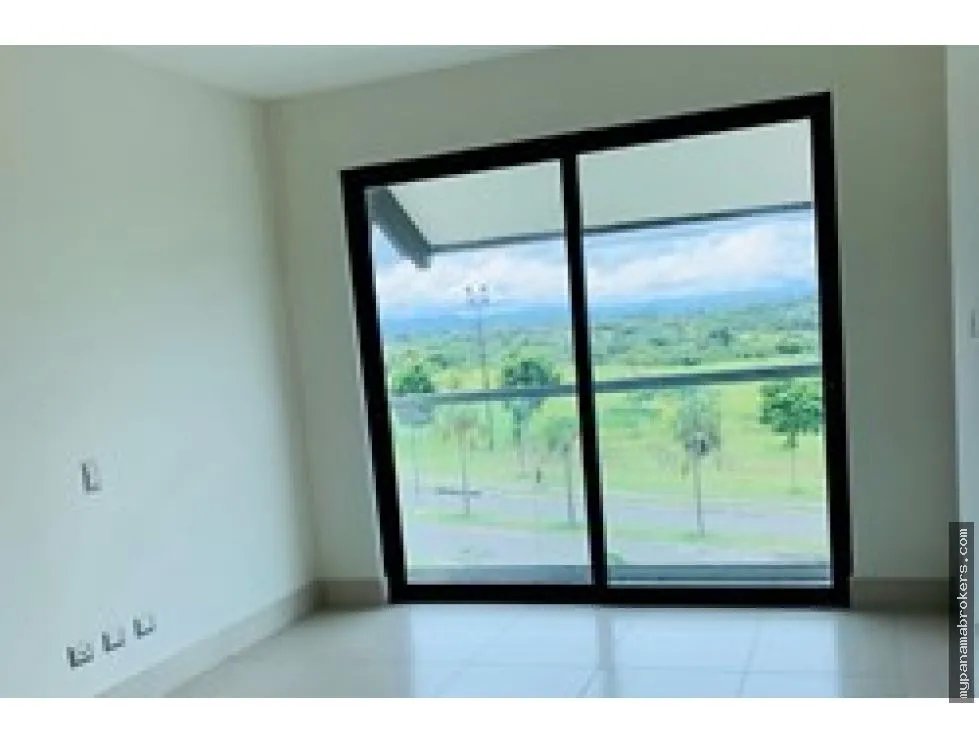 Venta de apartamento vacío en ph altamar, casamar, san carlos
