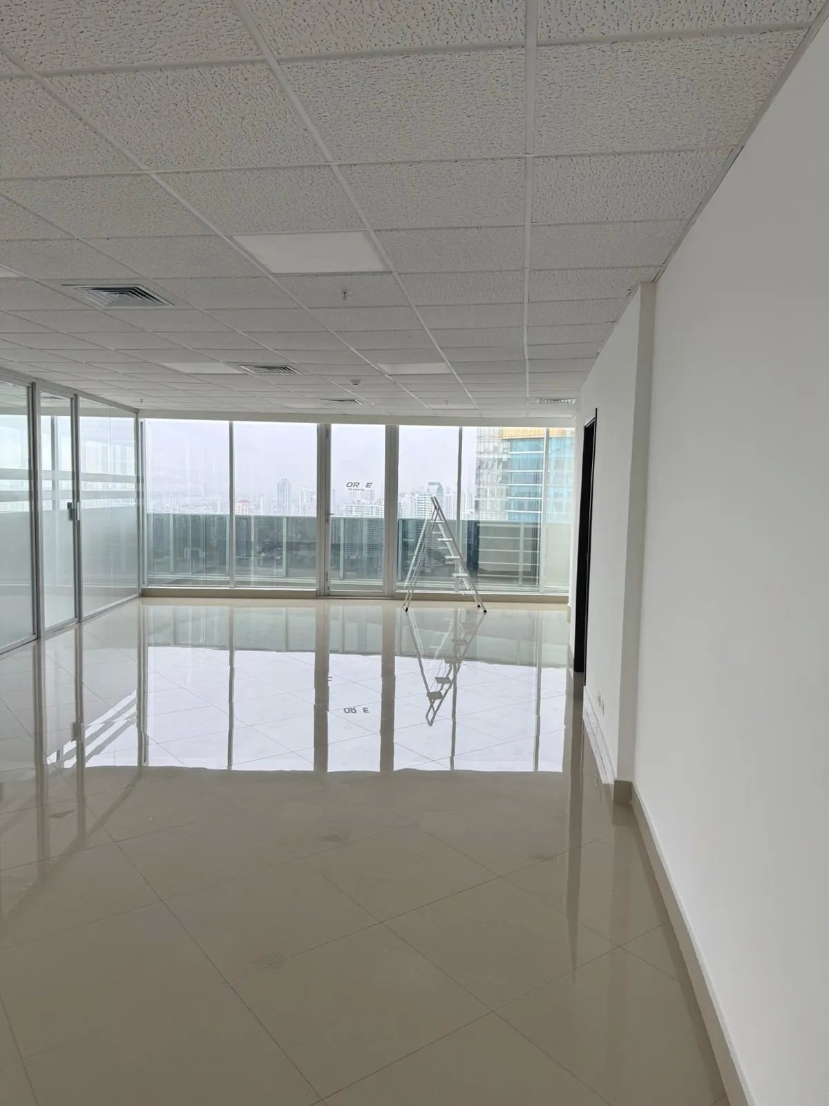 Oficina en alquiler en f&f tower panamá con vista panorámica en calle ...