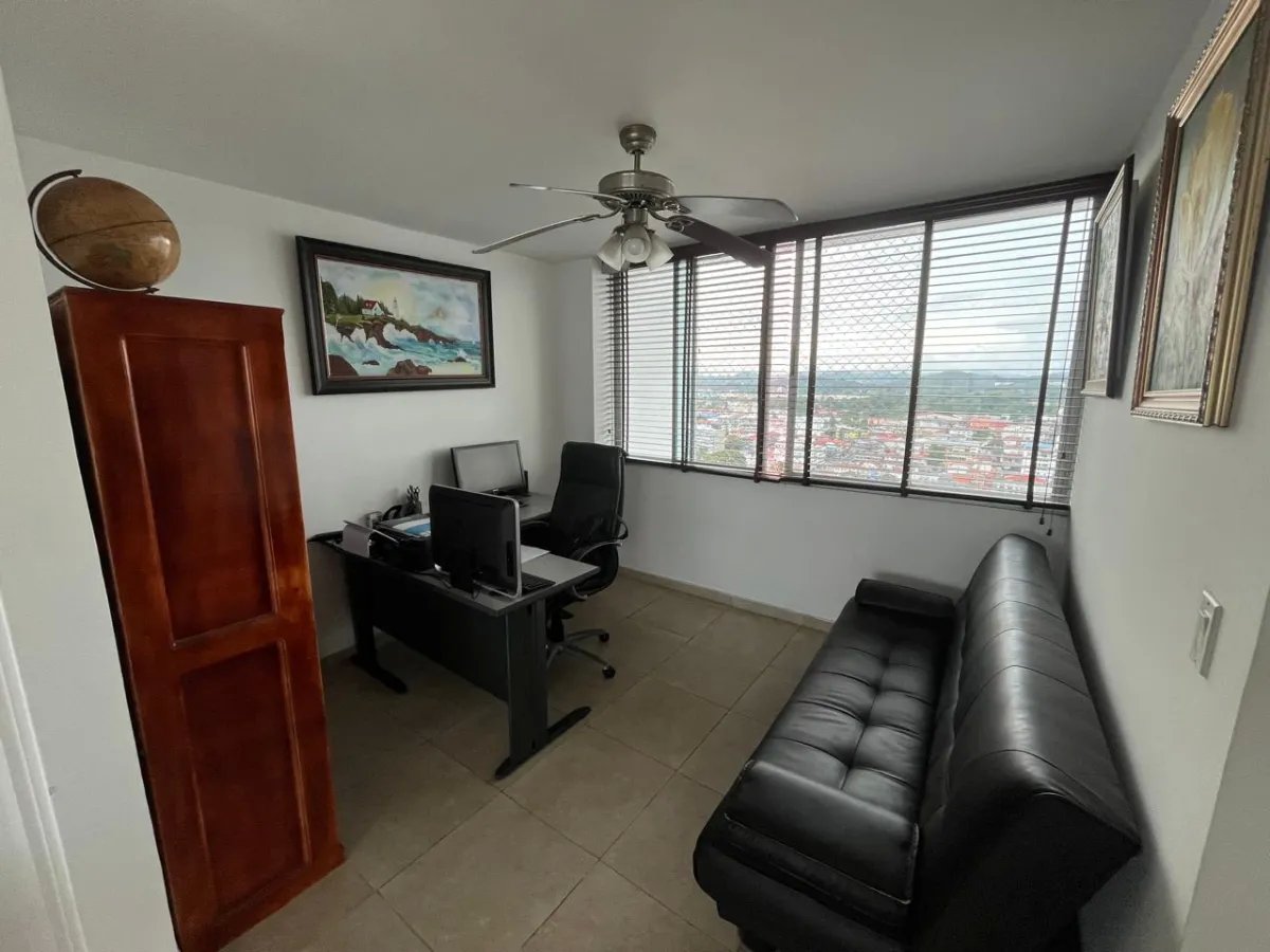 Espacioso Apartamento de 3 Recámaras con Vista al Mar