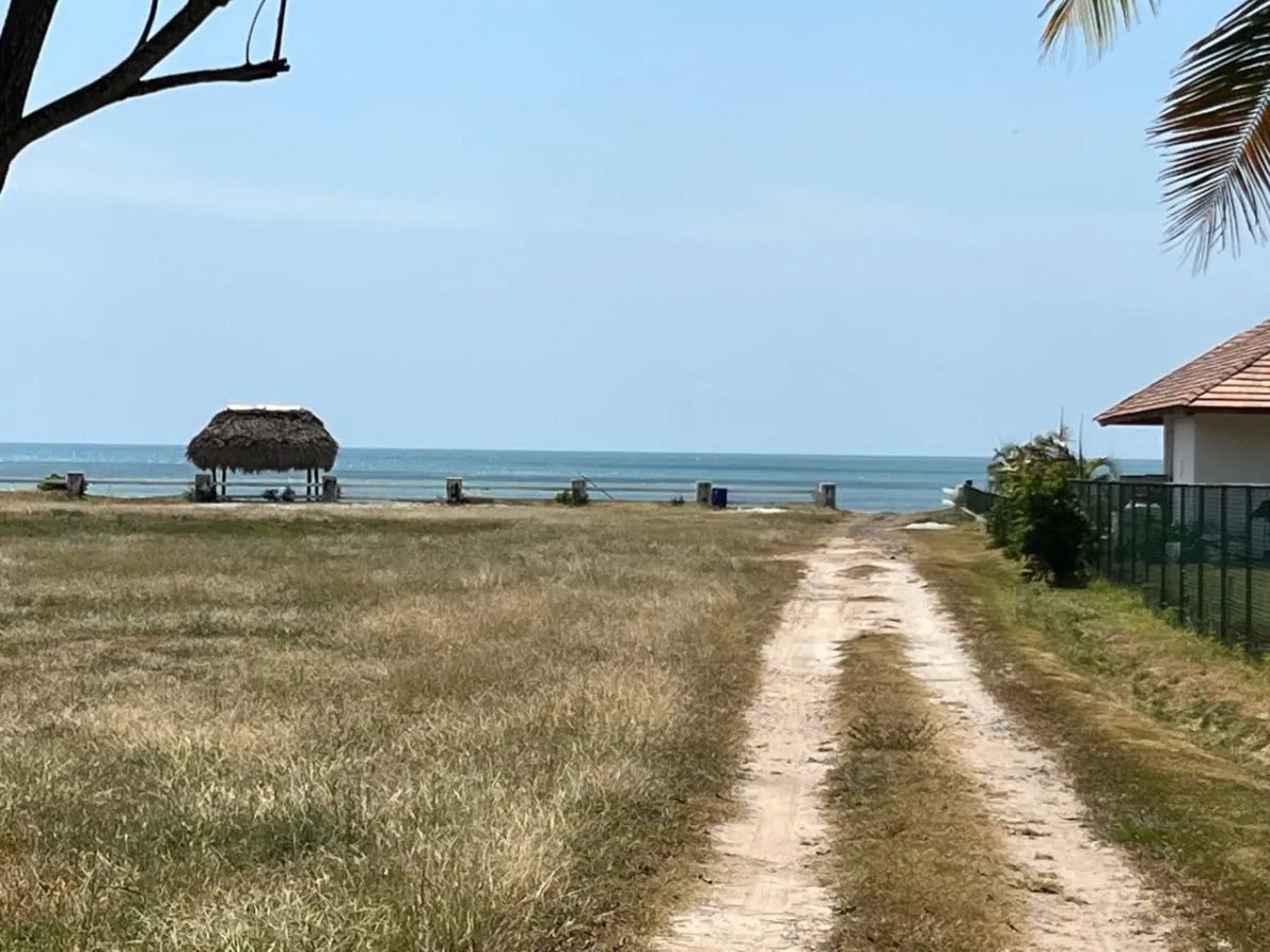Oportunidad Única en la Riviera Pacífica: Terreno Estratégico a Minutos del Mar con Alto Potencial de Desarrollo