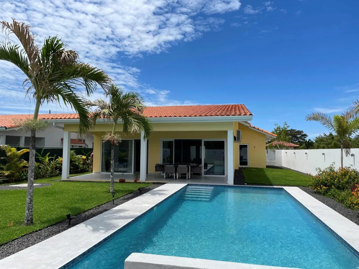 Casa unfamiliar de 2 habitaciones, estilo europeo, con piscina y acaba...