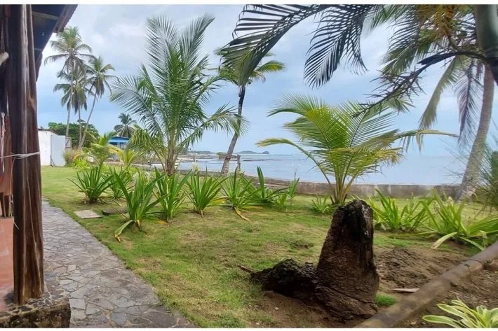 Se Vende Casa frente al mar en Viento Frío, Colón