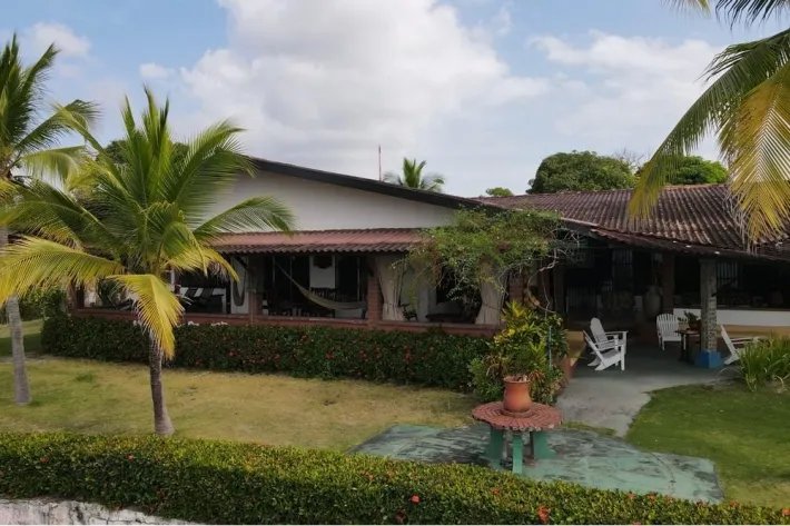 Se vende casa frente al mar en Costa Esmeralda, San Carlos