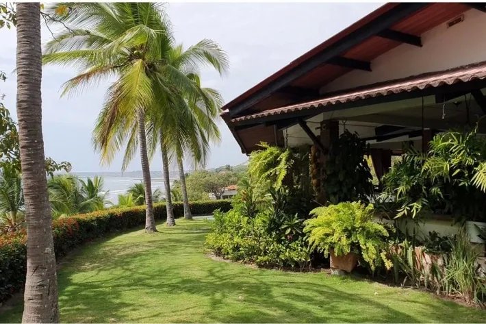Se vende casa frente al mar en Costa Esmeralda, San Carlos