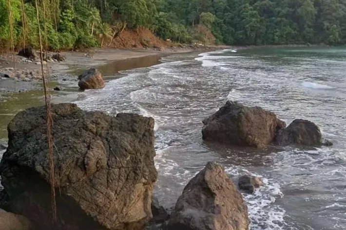 Venta de Terreno con casa de pesca en Puerto Piña, Darién
