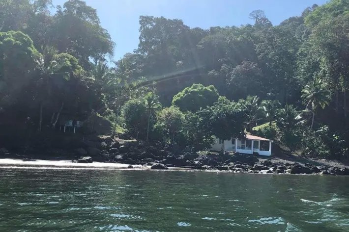 Venta de Terreno con casa de pesca en Puerto Piña, Darién