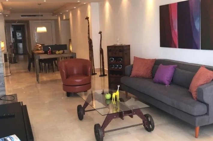 Venta de apartamento con vista al mar en Avenida Balboa