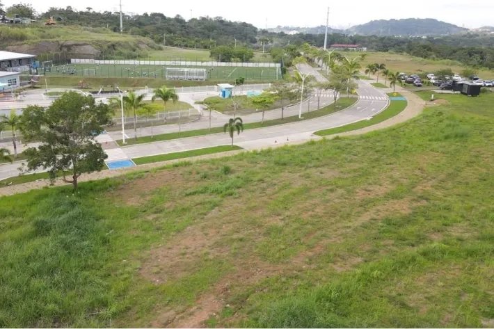 Venta de terreno comercial en Green Valley
