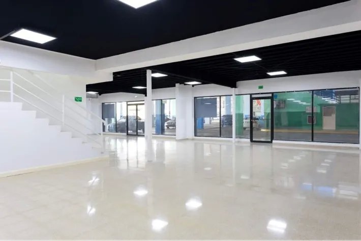 Se alquila local comercial en Plaza Agora en Chanis, Parque Lefevre