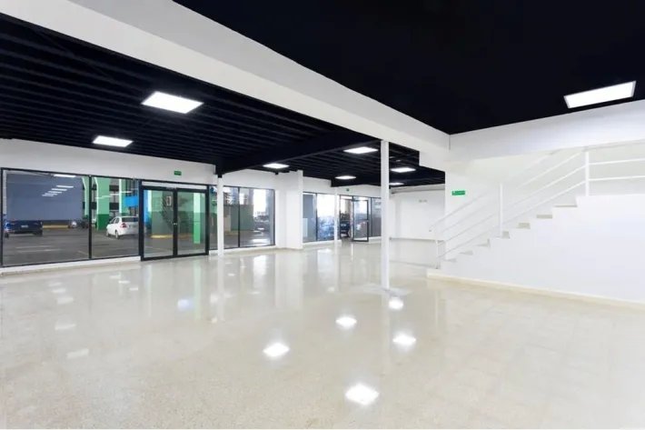 Se alquila local comercial en Plaza Agora en Chanis, Parque Lefevre