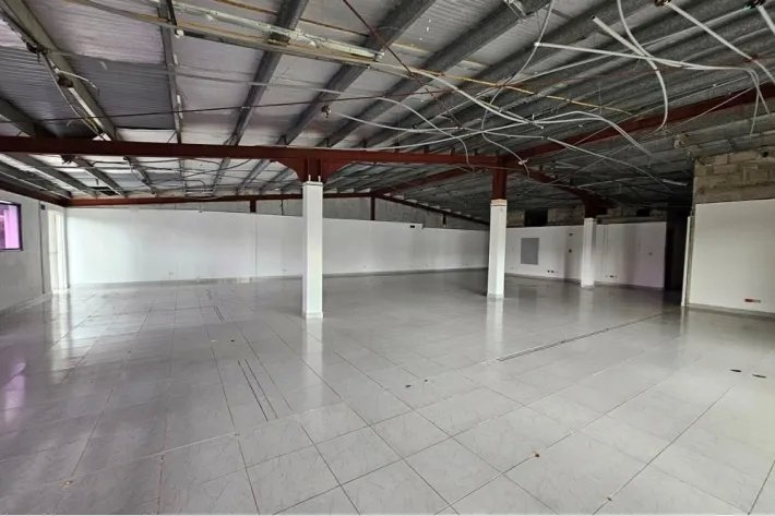 Se vende edificio de dos plantas en Albrook, Panamá