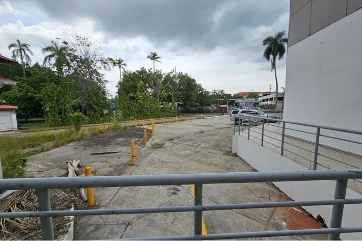 Se vende edificio de dos plantas en Albrook, Panamá