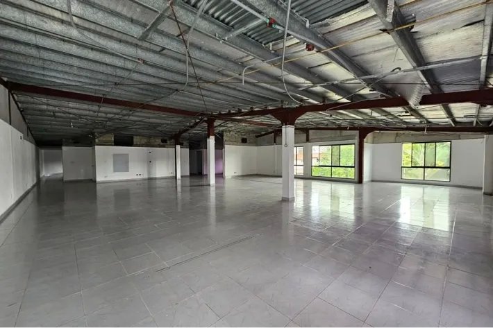 Se vende edificio de dos plantas en Albrook, Panamá