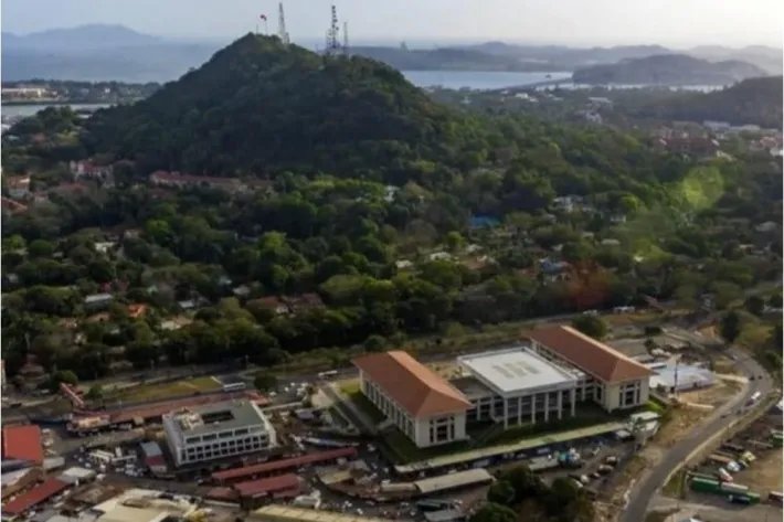 Se vende lote de terreno en Altos de Curundú, Ancón