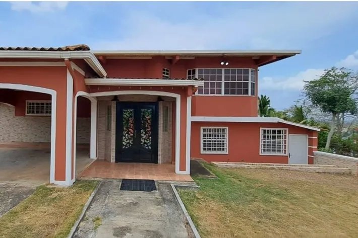 Two-story house for sale in La Chorrera, West Panama