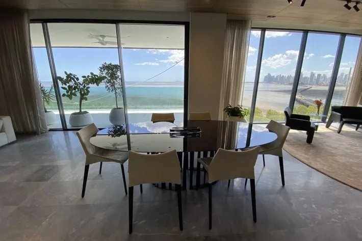 Luxury apartments facing the Pacific, Costa del Este