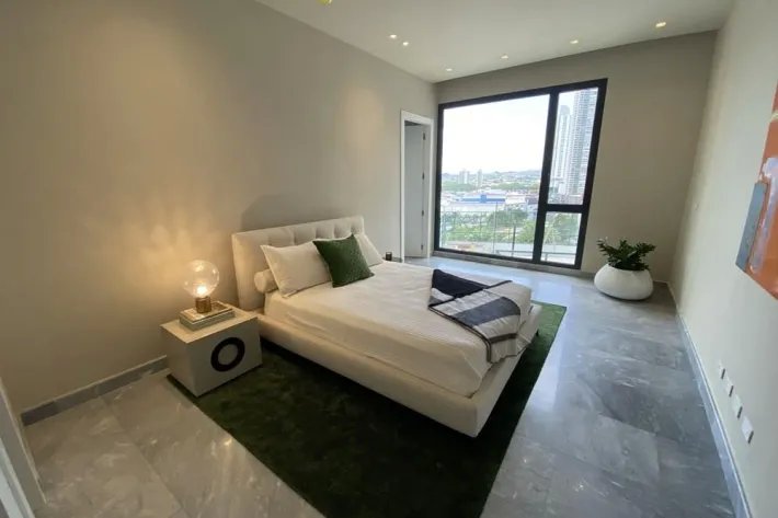 Luxury apartments facing the Pacific, Costa del Este