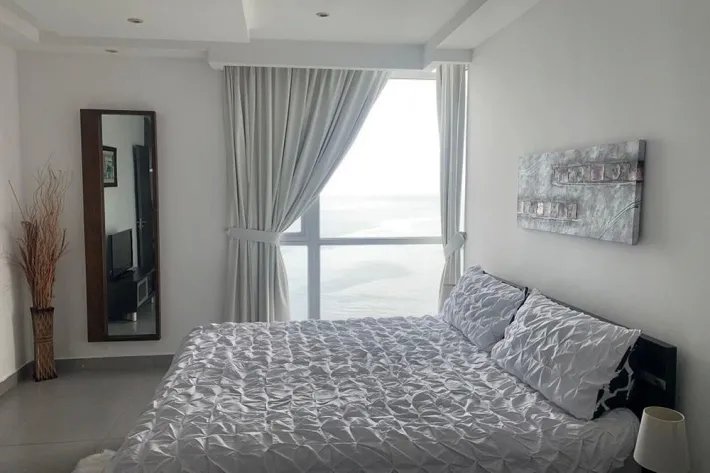 Alquiler de apartamento amoblado en Avenida Balboa, con vista al mar