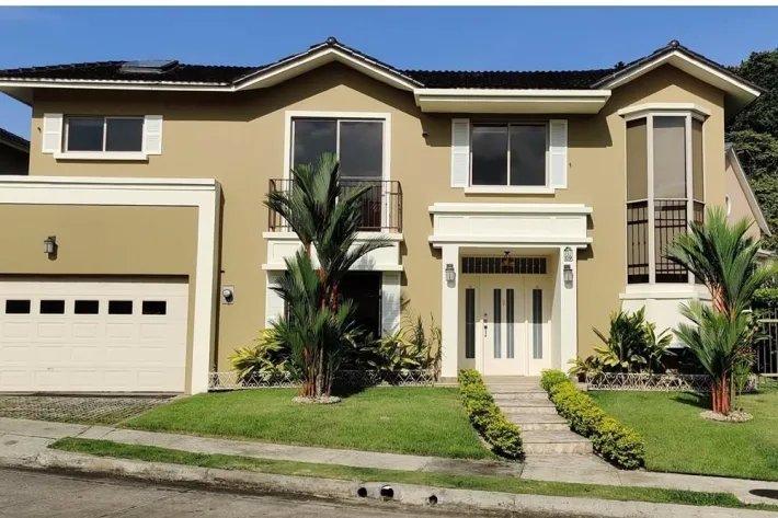 Casa en venta en Embassy Gardens, Clayton
