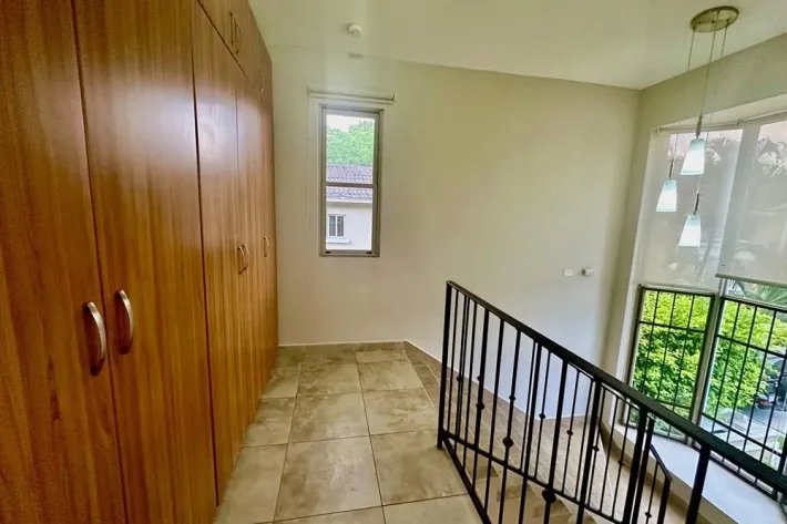 Casa en venta en Embassy Gardens, Clayton