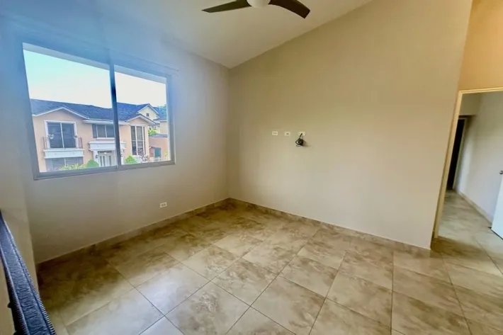 Casa en venta en Embassy Gardens, Clayton