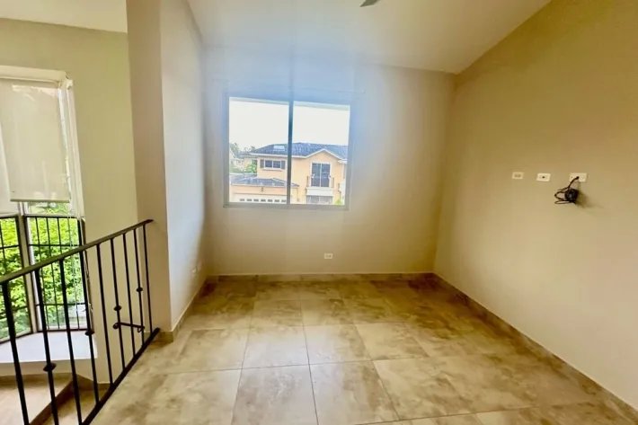 Casa en venta en Embassy Gardens, Clayton