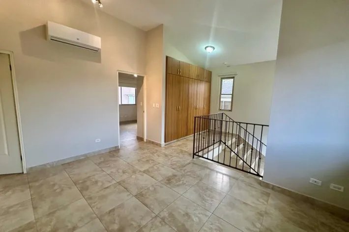 Casa en venta en Embassy Gardens, Clayton