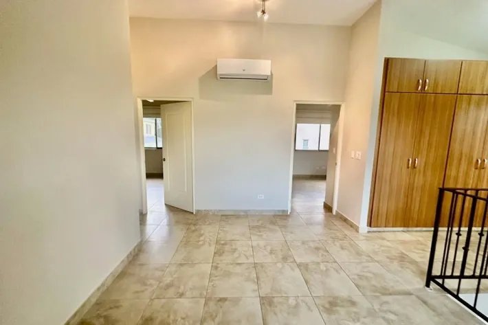 Casa en venta en Embassy Gardens, Clayton
