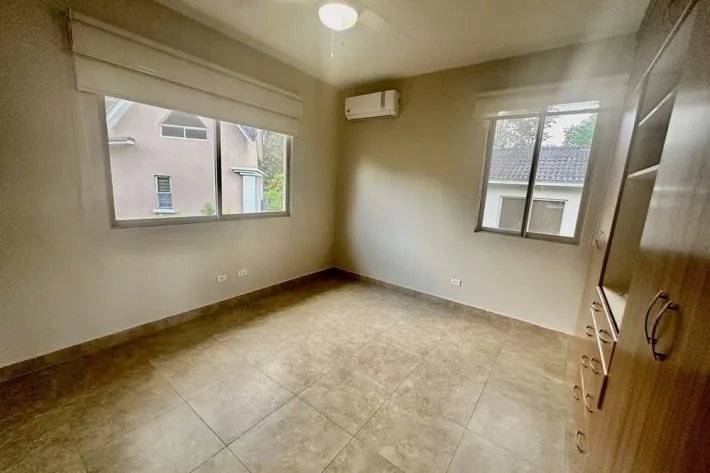 Casa en venta en Embassy Gardens, Clayton