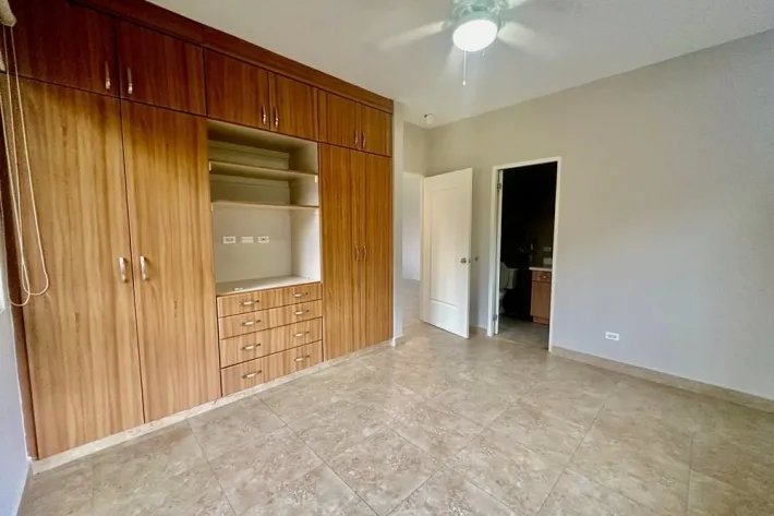 Casa en venta en Embassy Gardens, Clayton
