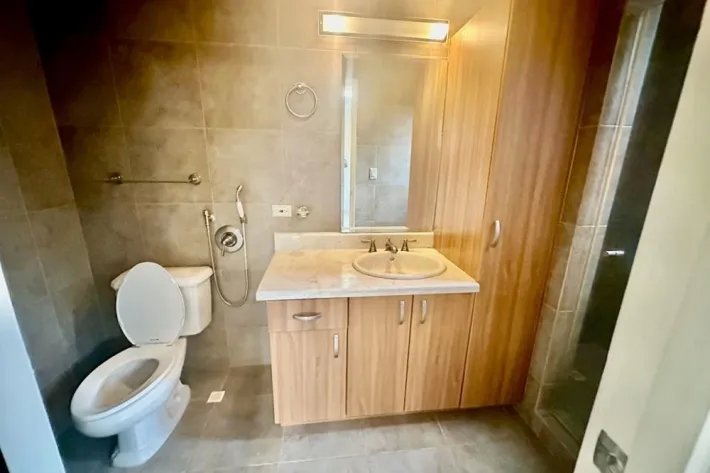 Casa en venta en Embassy Gardens, Clayton