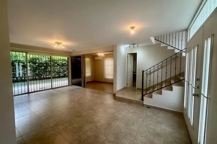 Casa en venta en Embassy Gardens, Clayton