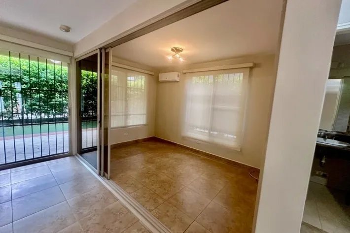 Casa en venta en Embassy Gardens, Clayton