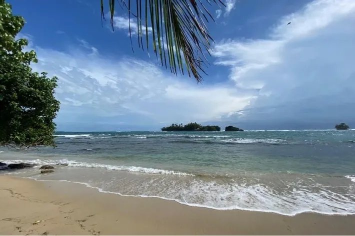 Venta de terreno frente al mar en Bocas del Toro Con servicios y Casa ...