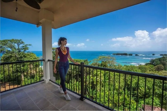 Se vende lujoso apartamento con vista al mar en Bocas del Toro